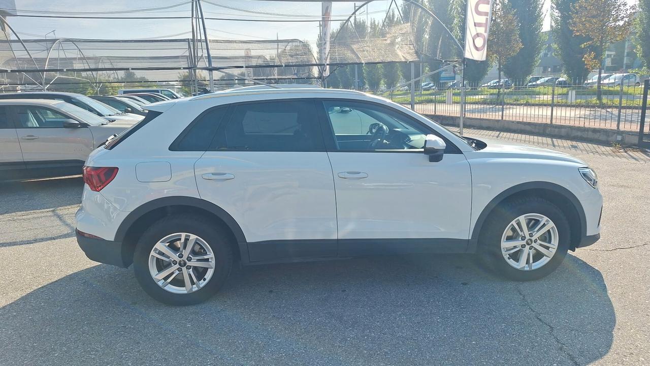 Audi Q3 45 TFSI e S tronic Business 150cv benzina + 116cv elettrici