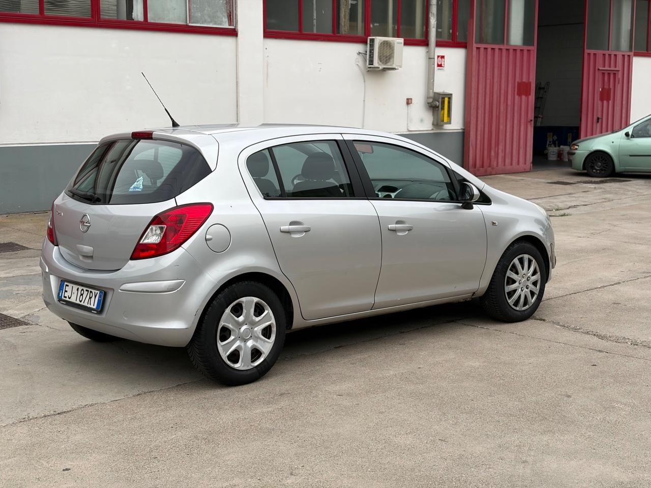 Opel Corsa 1.2 5 porte Cosmo