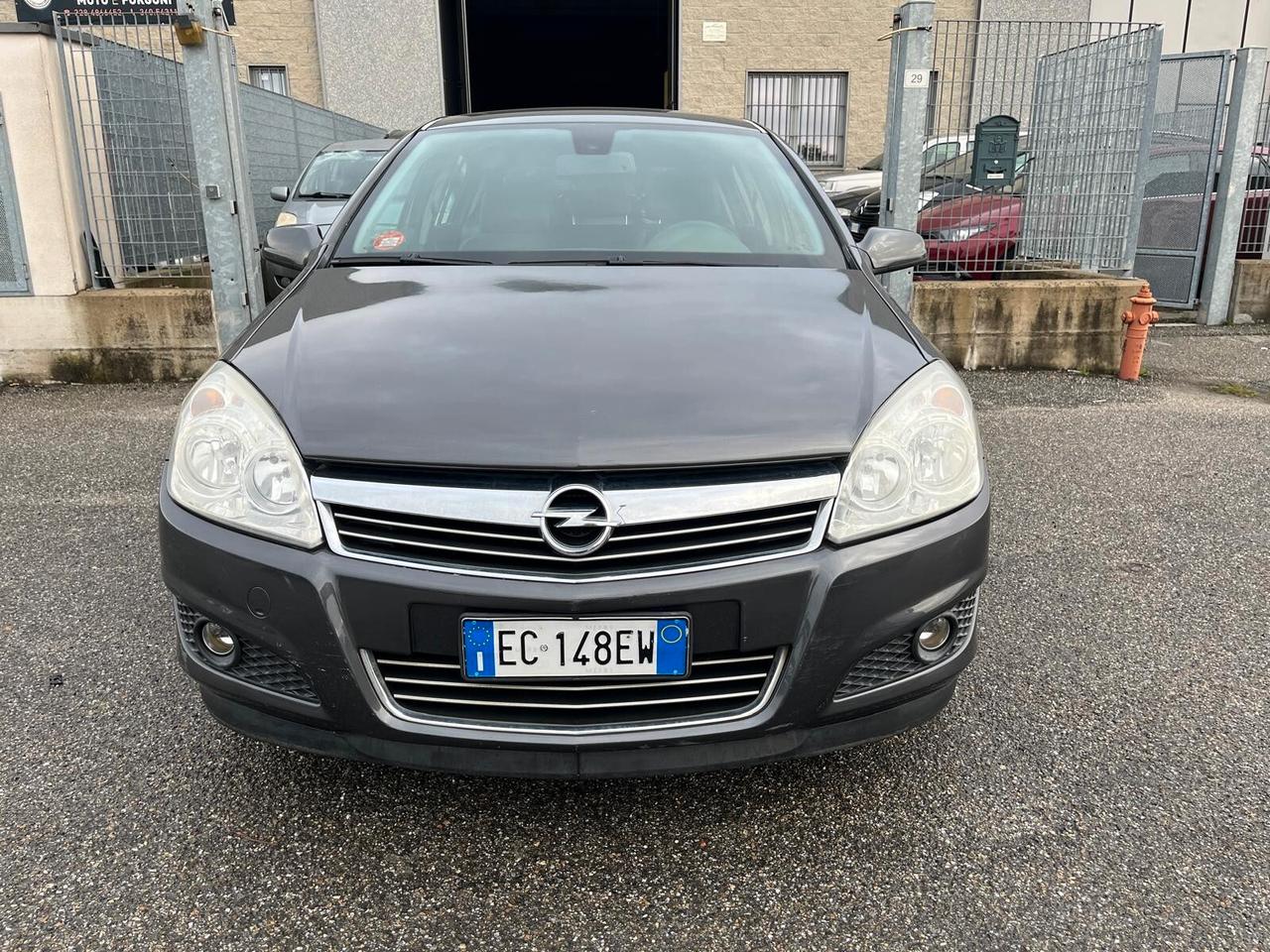 Opel Astra 1.6 115CV 5 porte Cosmo ADATTA AI NEOPATENTATI