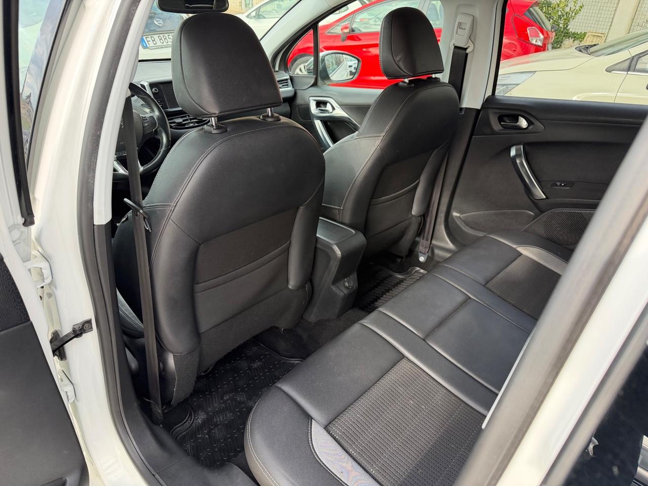 Peugeot 2008 1.6 e-HDi 115 CV Stop&Start Féline