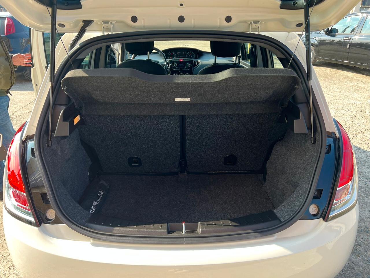 Lancia Ypsilon 1.0 FireFly 5 porte S&S Hybrid Ecochic Silver