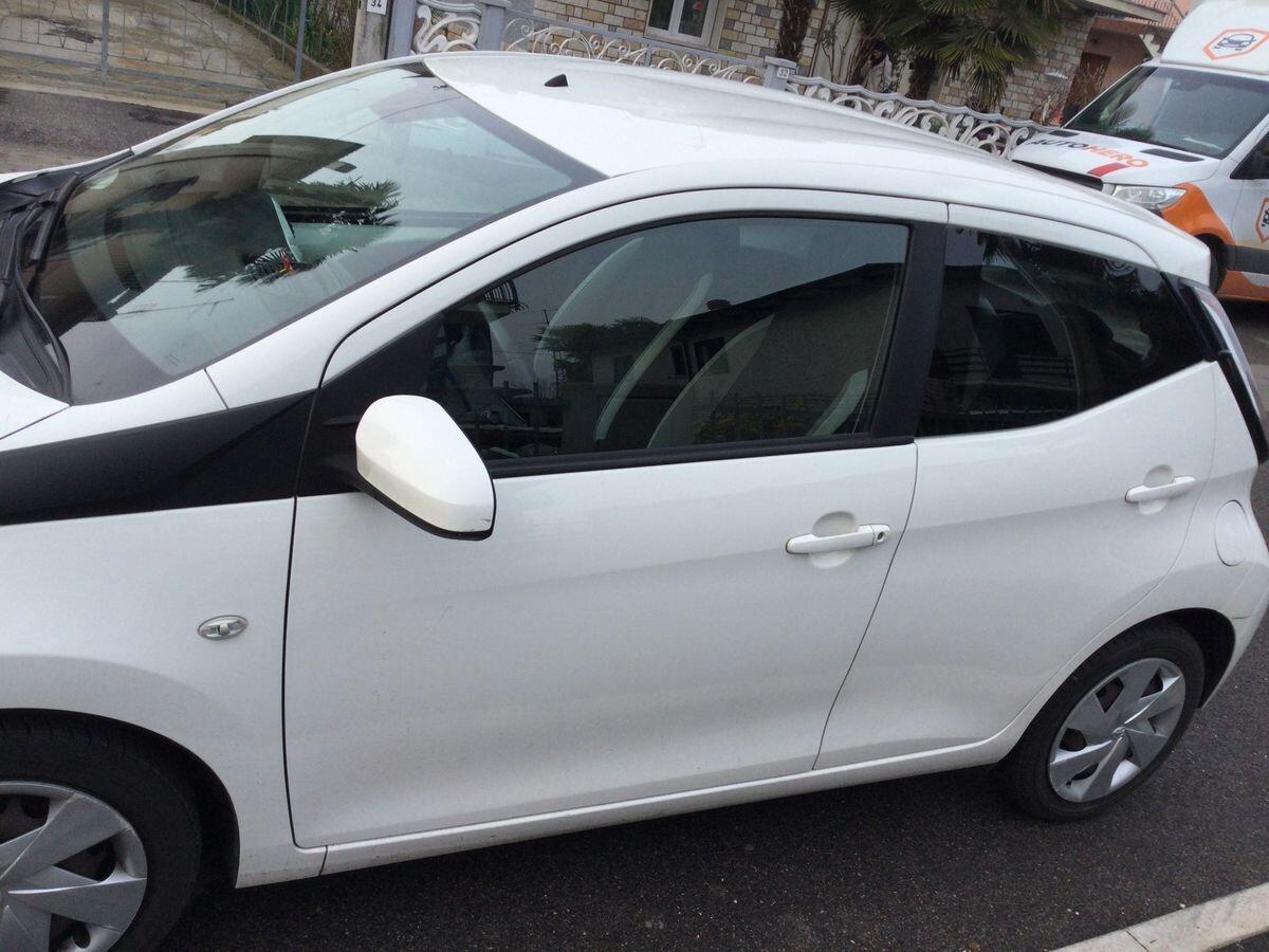 Toyota Aygo 1.0 VVT-i 69 CV 5 porte x-play MMT