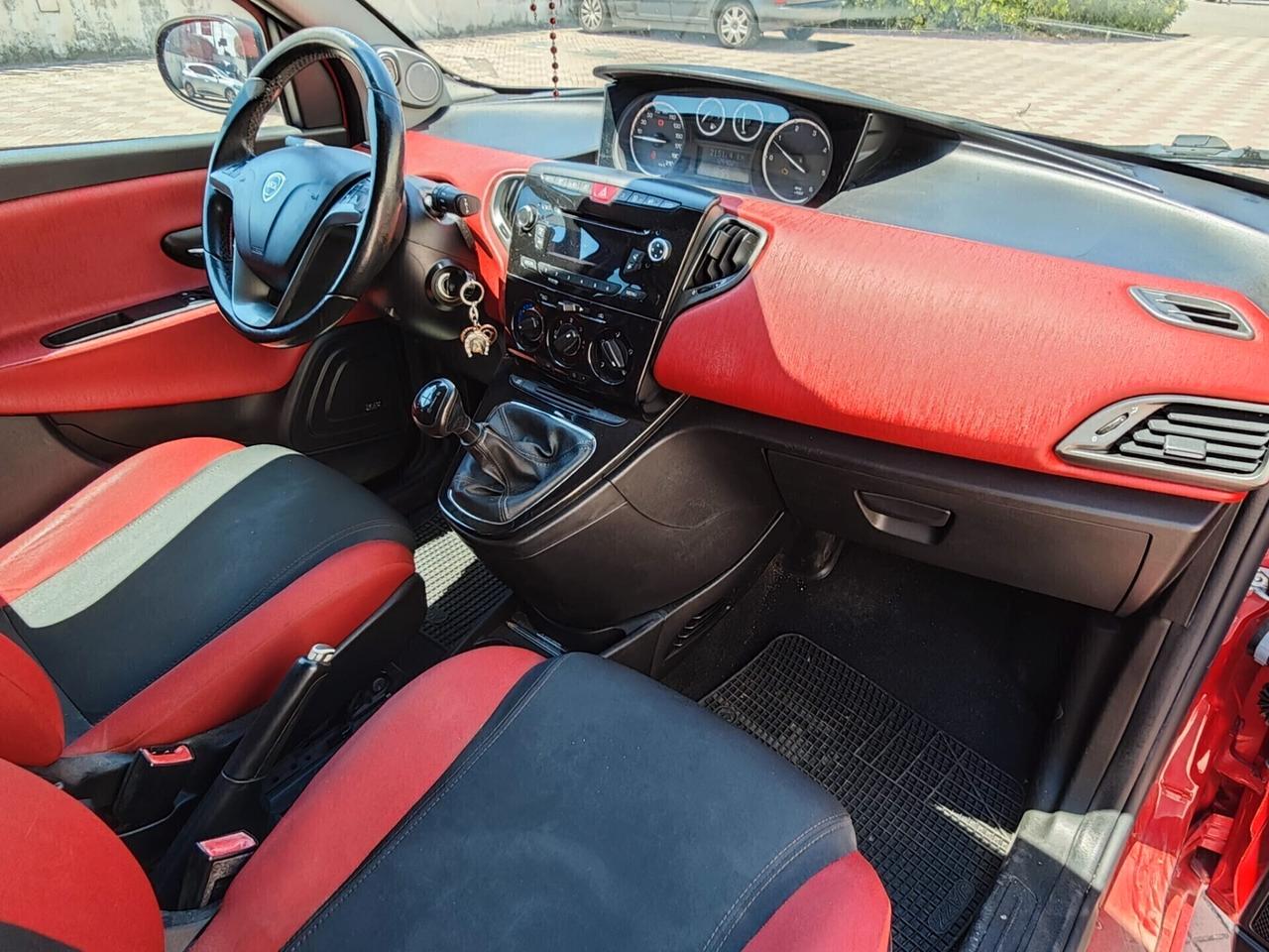 Lancia Ypsilon LANCIA YPSLON BLACK&RED 1.3 JTD 95CV STOP&START