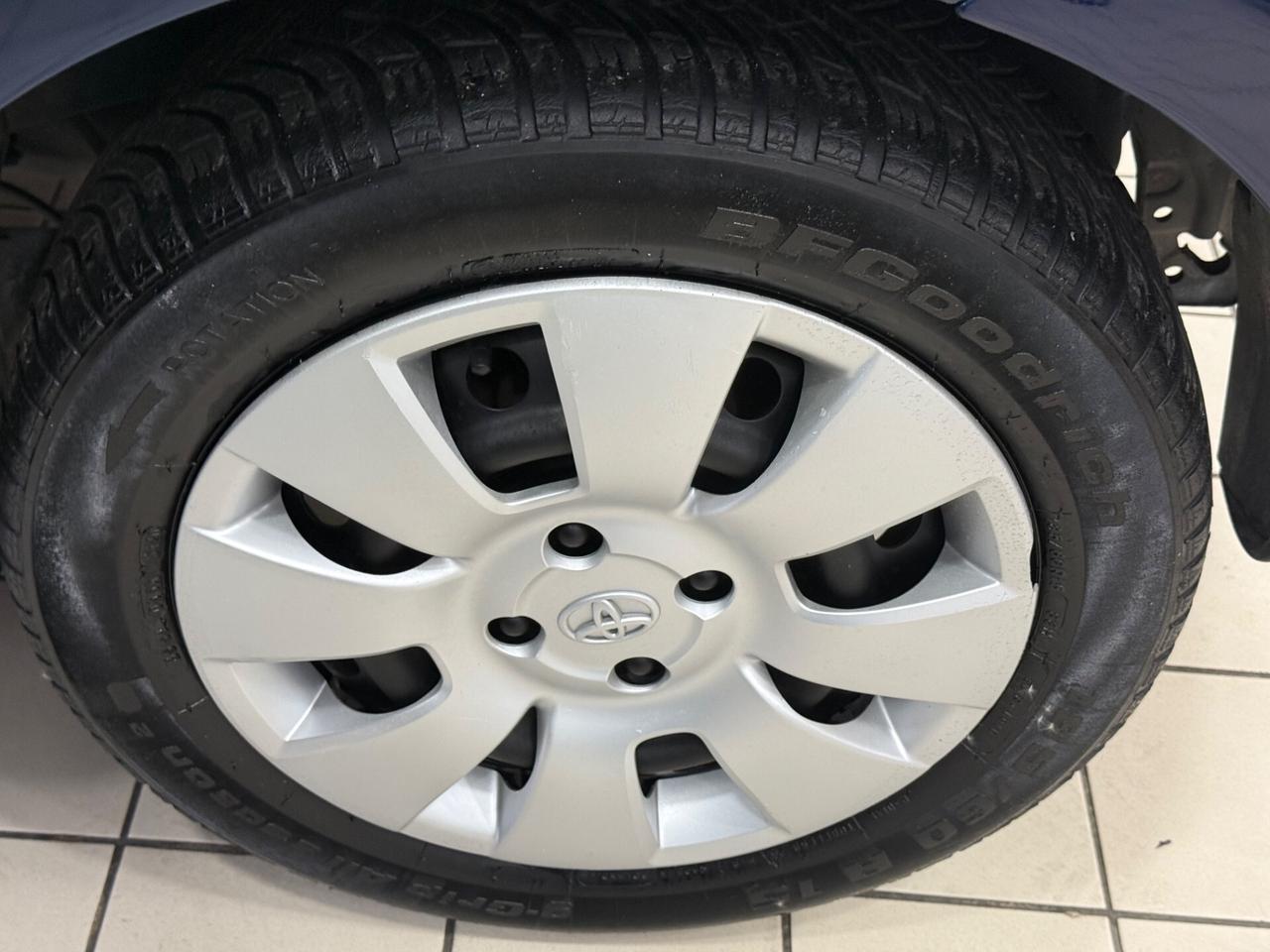 Toyota Yaris 1.0 benzina nuova