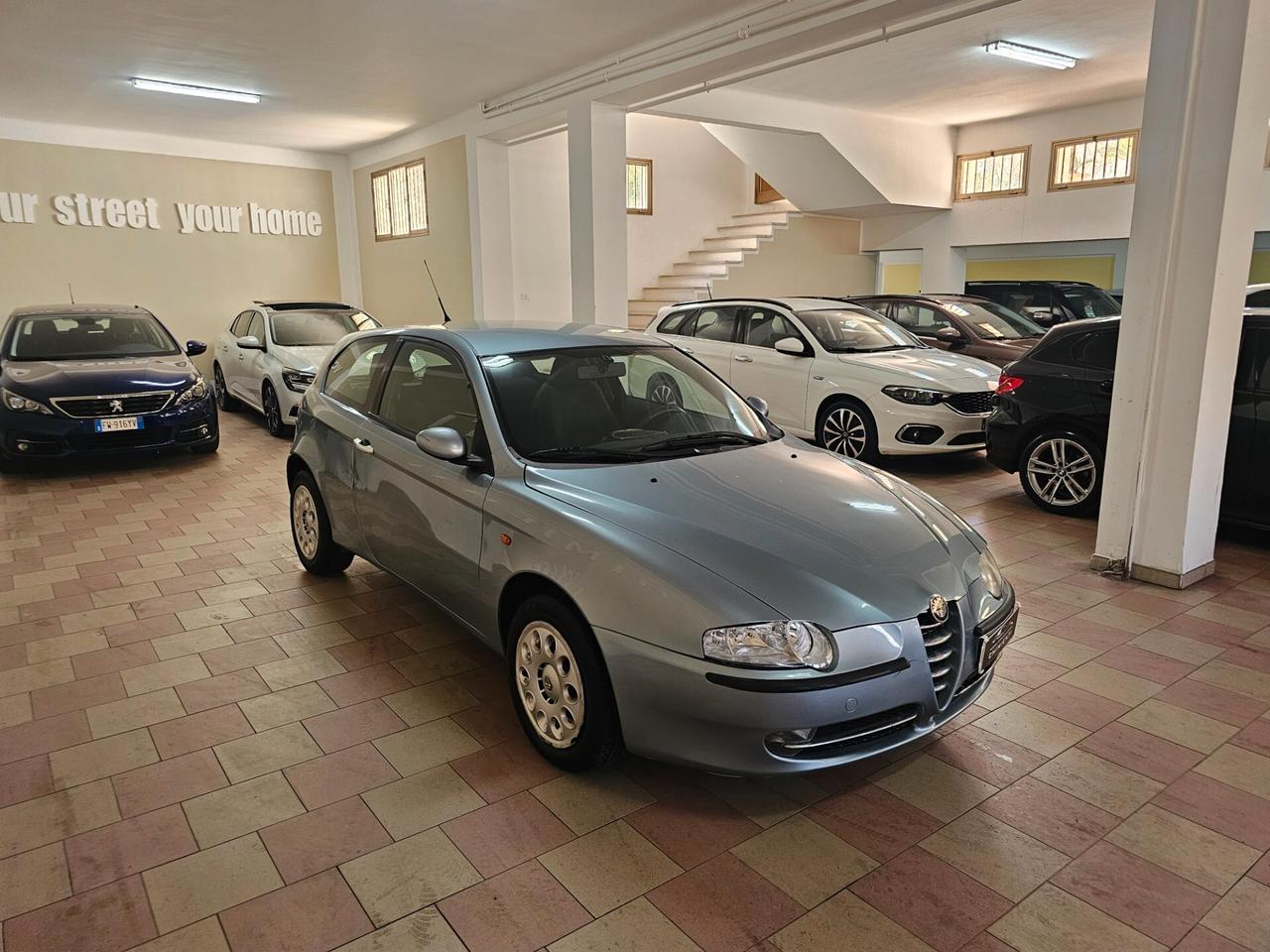 Alfa Romeo 147 1.6i 16V Twin Spark cat 3p. Distinctive