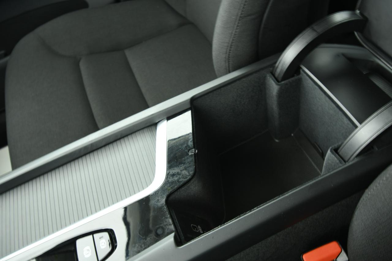 VOLVO XC60 2.0 b4 Momentum awd auto CAMERA+APP CONNECT+FULL LED