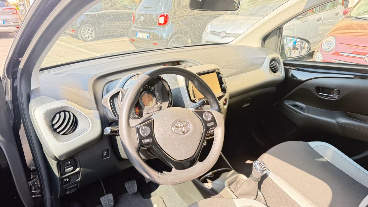 Toyota Aygo 1.0 VVT-i 69 CV 5 porte x-PLAY LED CAR PLAY KAMERA PDC BLUETOOH CERCHI 16