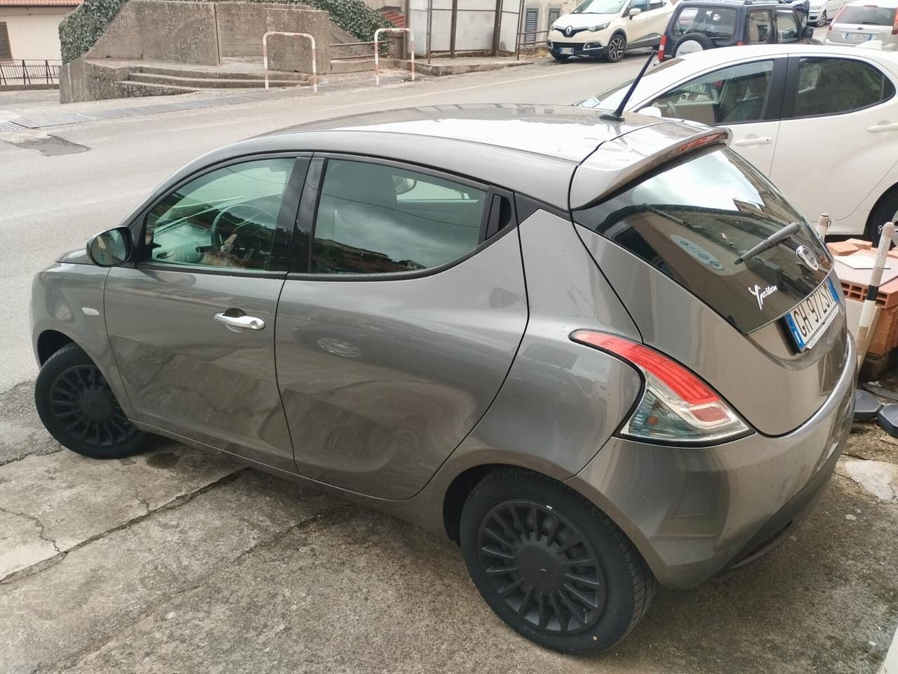 Lancia Ypsilon 1.0 FireFly 5 porte S&S Hybrid Ecochic Silver