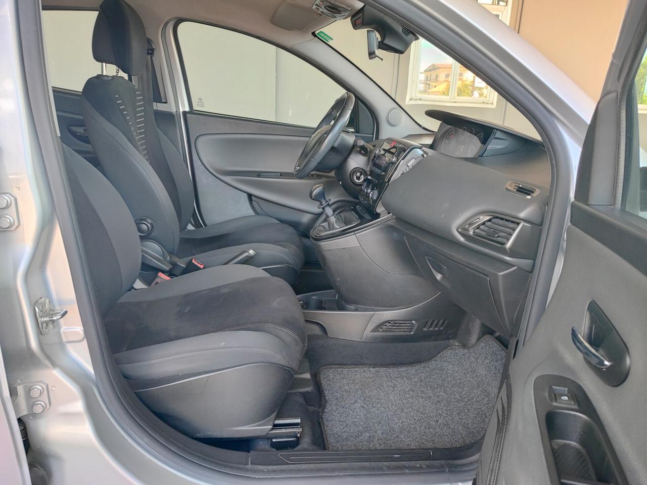 Lancia Ypsilon 1.2 69 CV Unyca