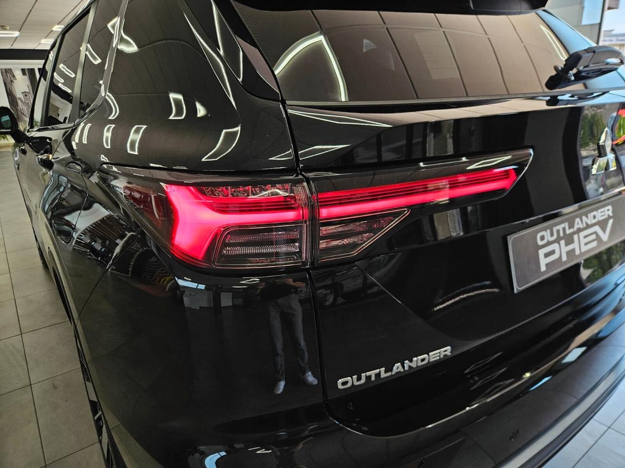 Mitsubishi Outlander DISPONIBILE IN VARIE COLORAZIONI E ALLESTIMENTI - CONCESSIONARIO UFFICIALE