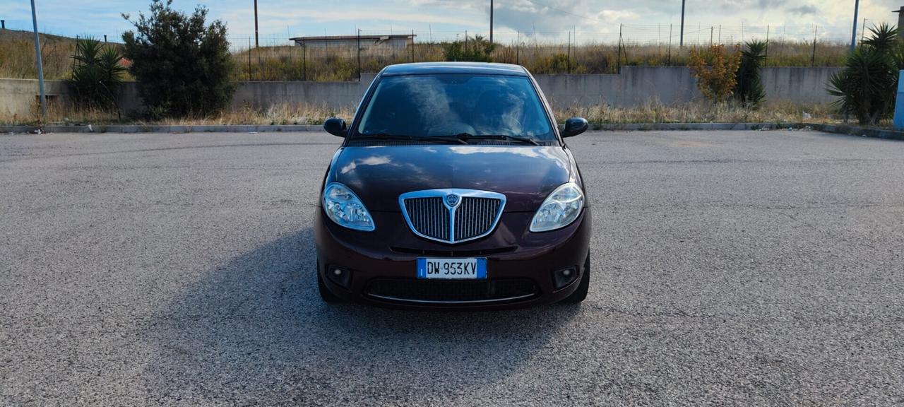 Lancia Ypsilon 1.3 MJT 75 CV Versus
