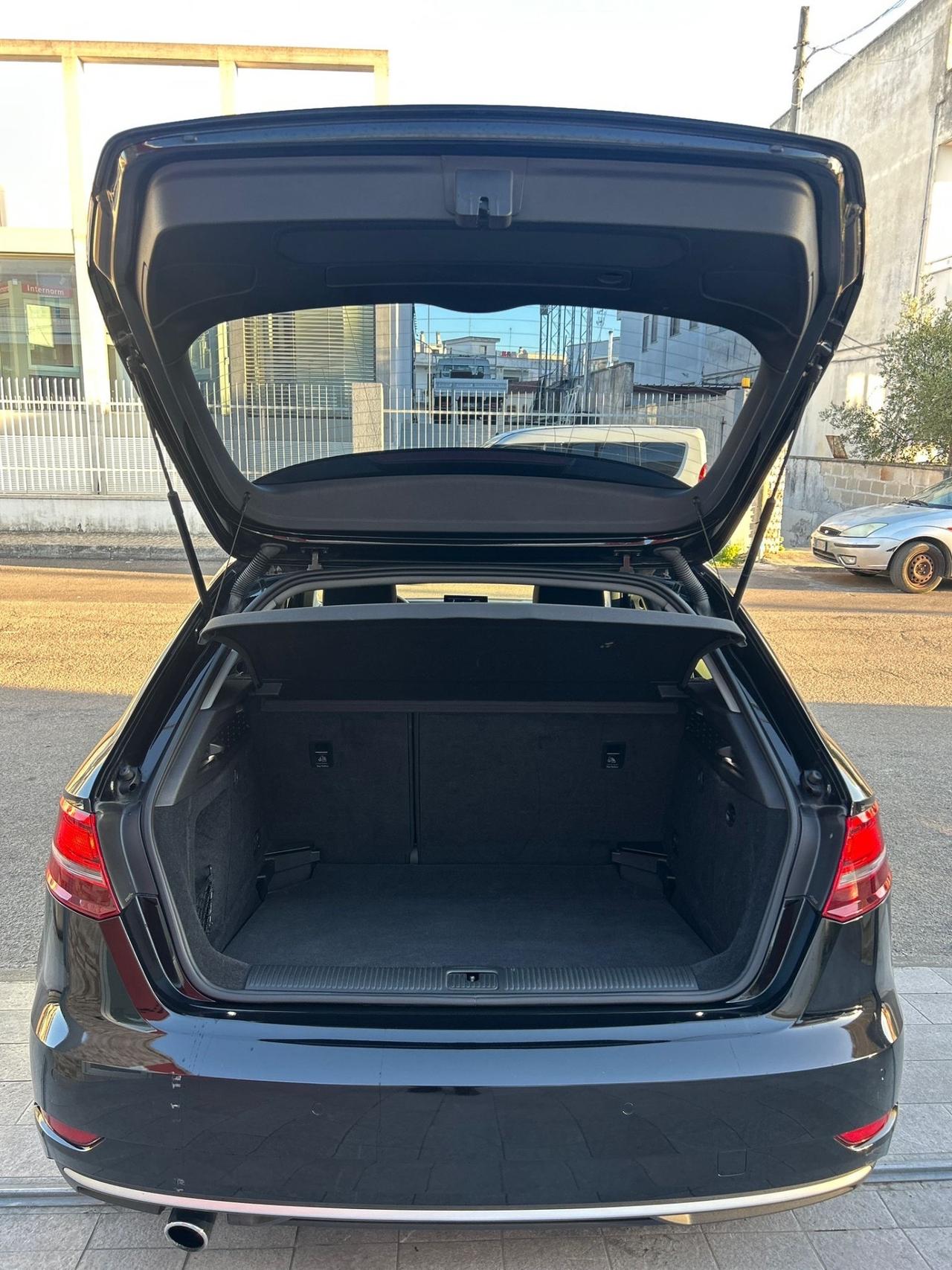 Audi A3 1.6 TDI 116 CV Sport-2018 LED/17"