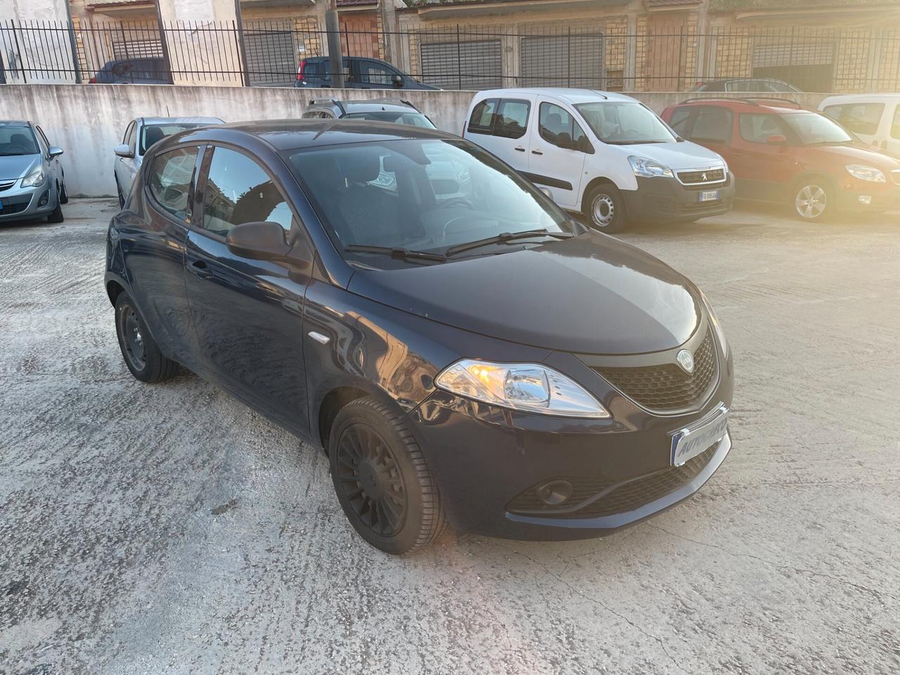 Lancia Ypsilon 1.0 FireFly 5 porte S&S Hybrid Ecochic Silver