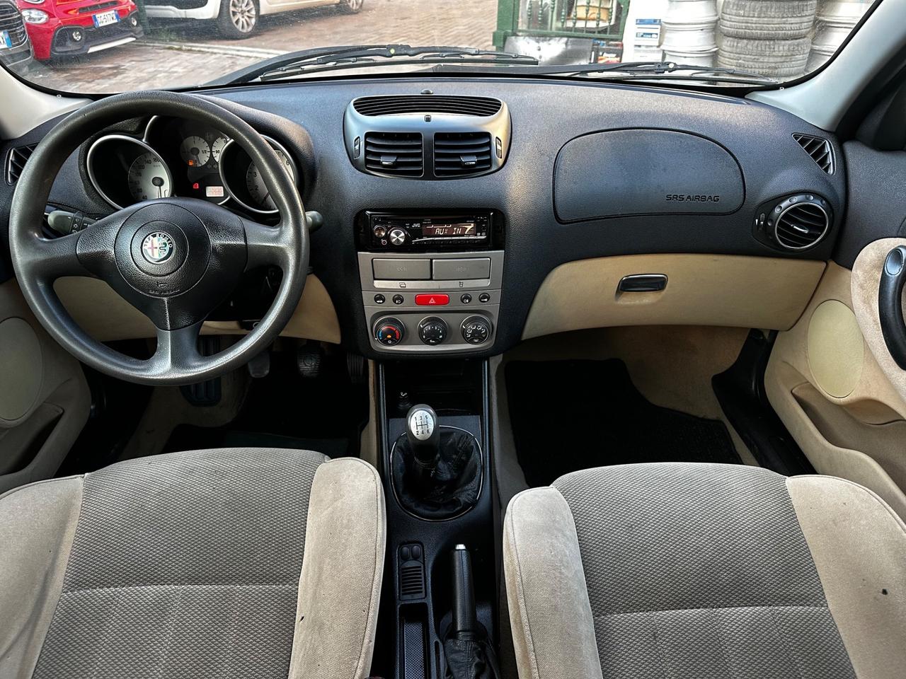 Alfa Romeo 147 1.6i 16V Twin Spark cat 5p. Distinctive