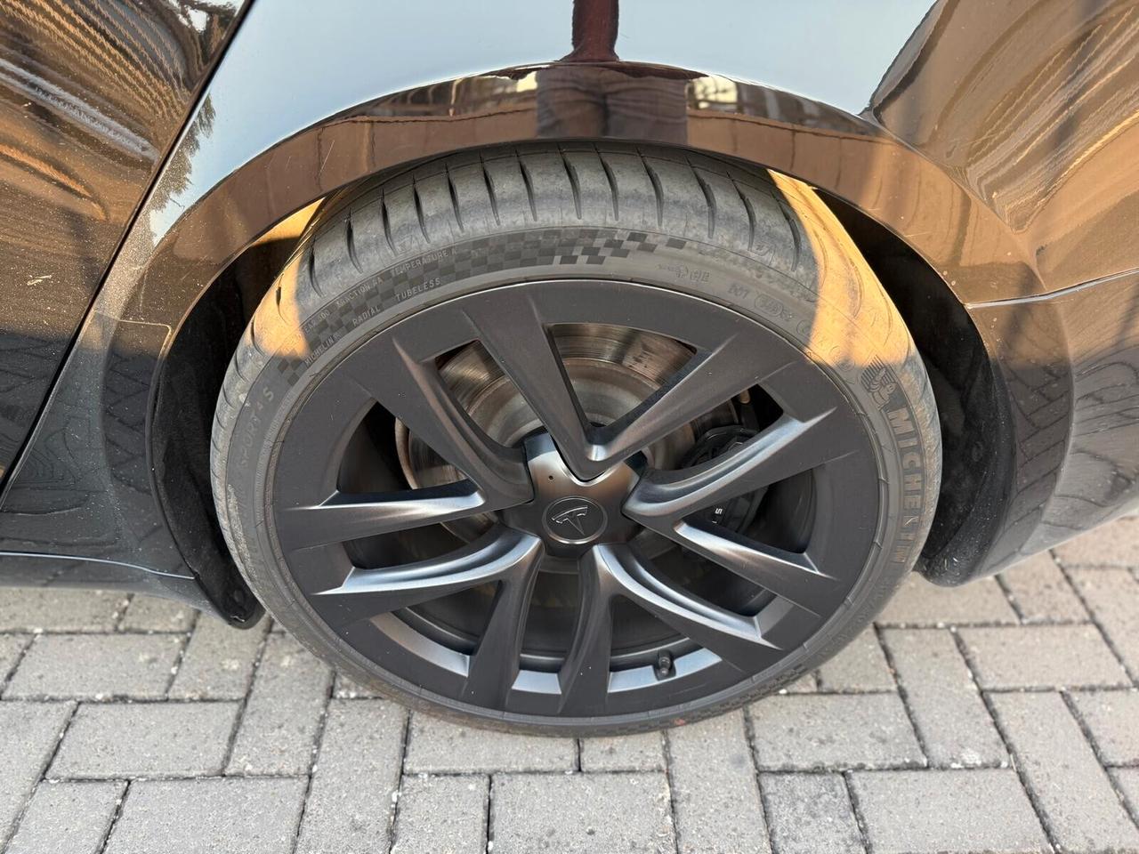 Tesla Model S 1020 cavalli Plaid