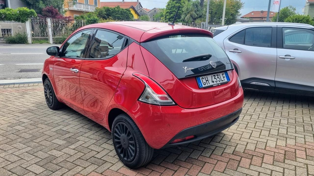 Lancia Ypsilon 1.0 FireFly 5 porte S&S Hybrid Ecochic Silver