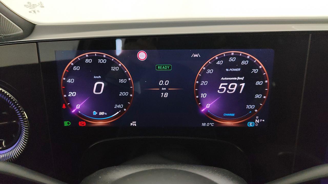 Mercedes-Benz GLB 250+ con tecnologia EQ