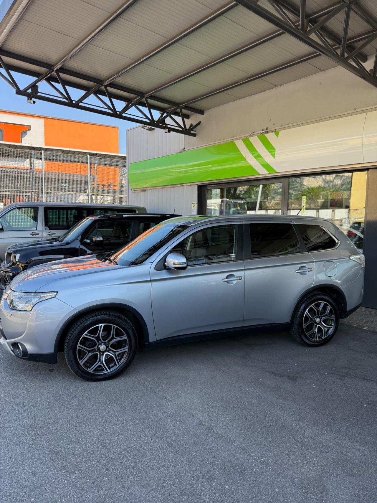 MITSUBISHI OUTLANDER 2.2 DI-D 4WD INSTYLE 7posti