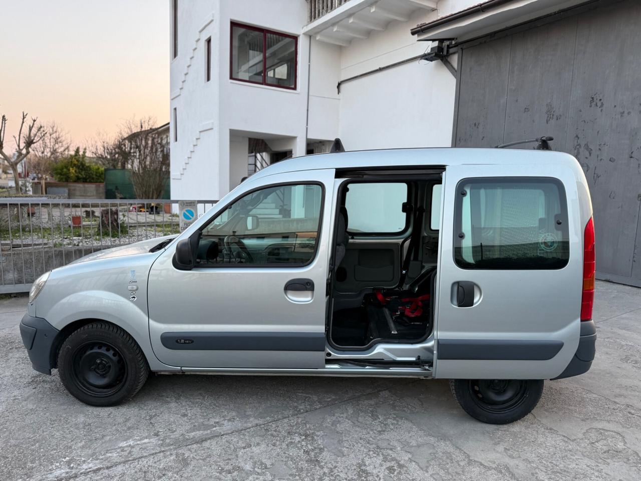 Renault Kangoo 4p. Autocarro 1.2 PEDANA DISABILE