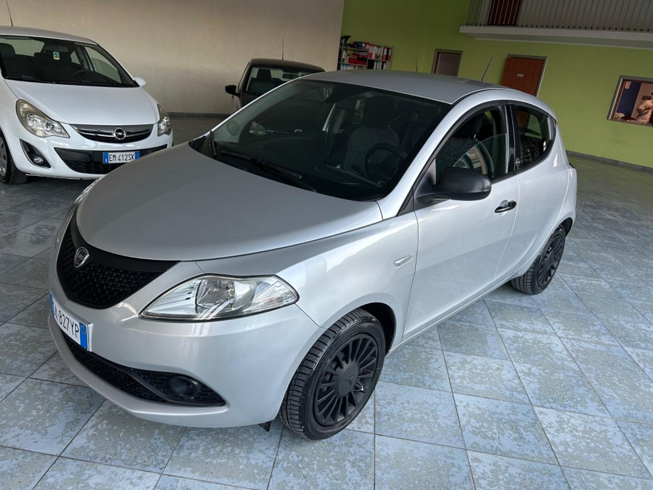 Lancia Ypsilon 1.0 FireFly 5 porte S&S Hybrid Ecochic Silver