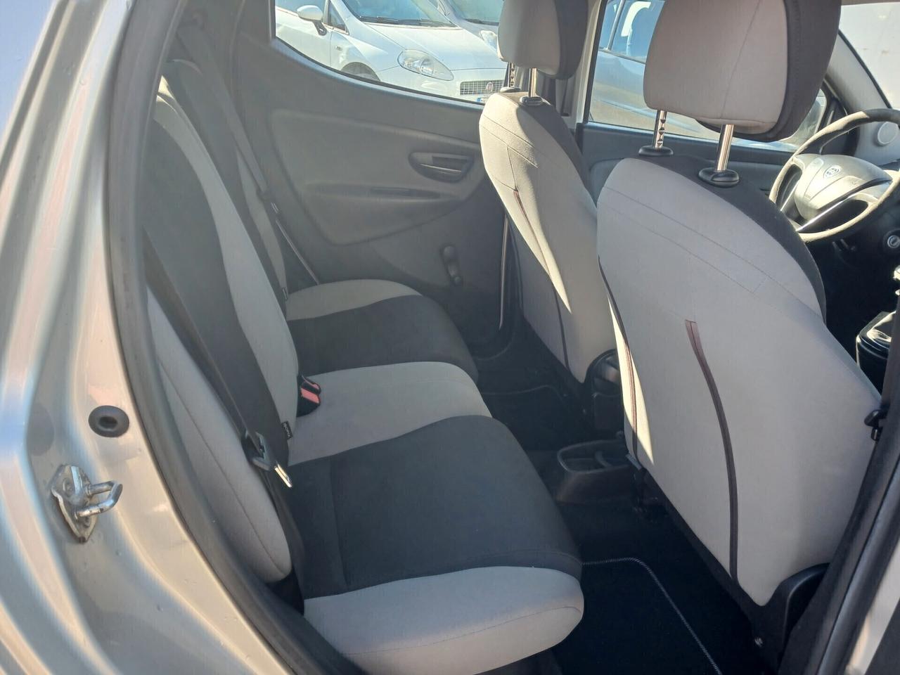 Lancia Ypsilon 0.9 TwinAir 85 CV 5 porte Metano Ecochic Silver