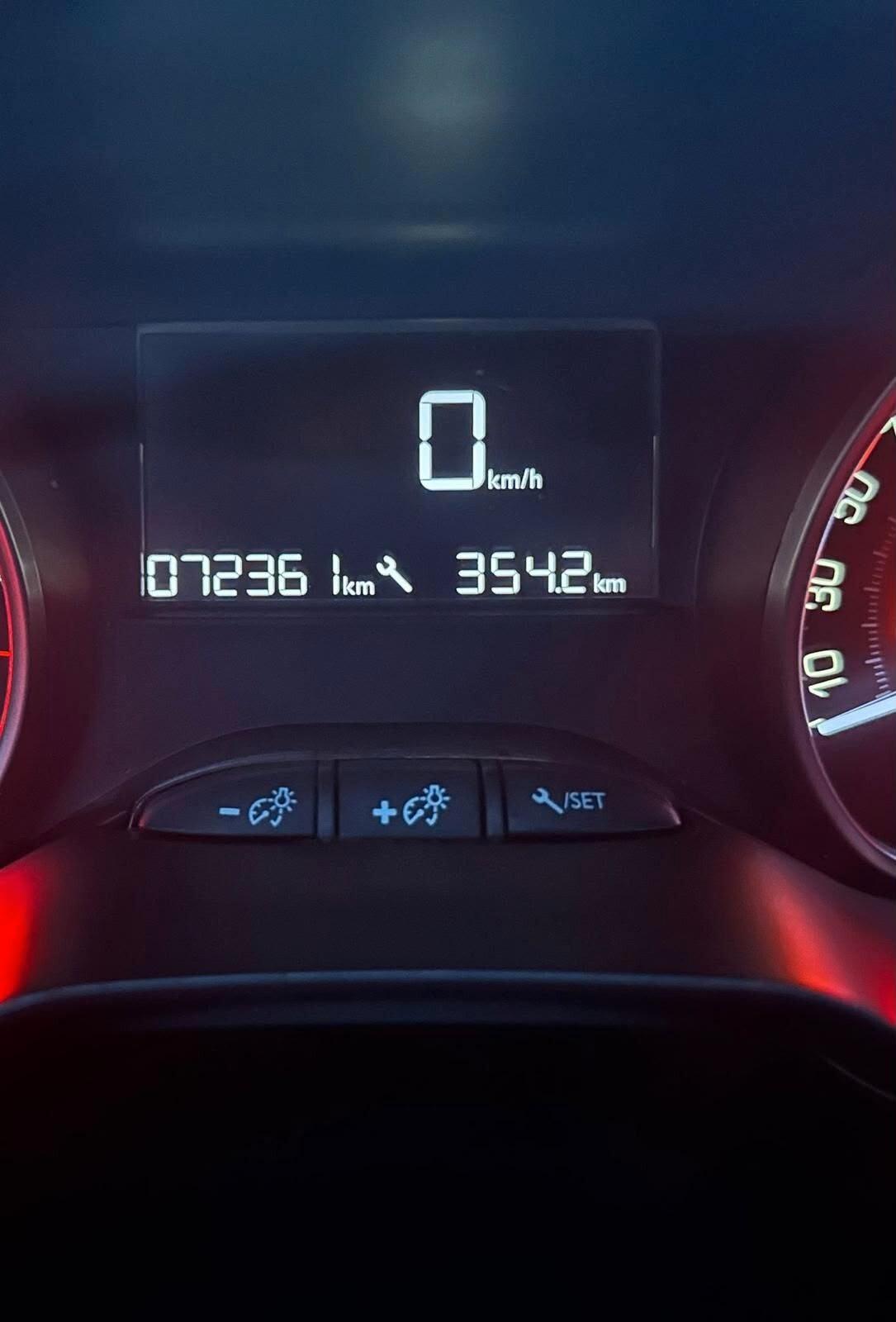 Peugeot 2008 PureTech 82 Allure leggermente grandinata