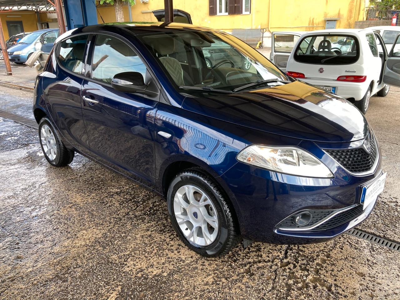 Lancia Ypsilon 0.9 TwinAir 85 CV 5 porte Metano Ecochic Silver