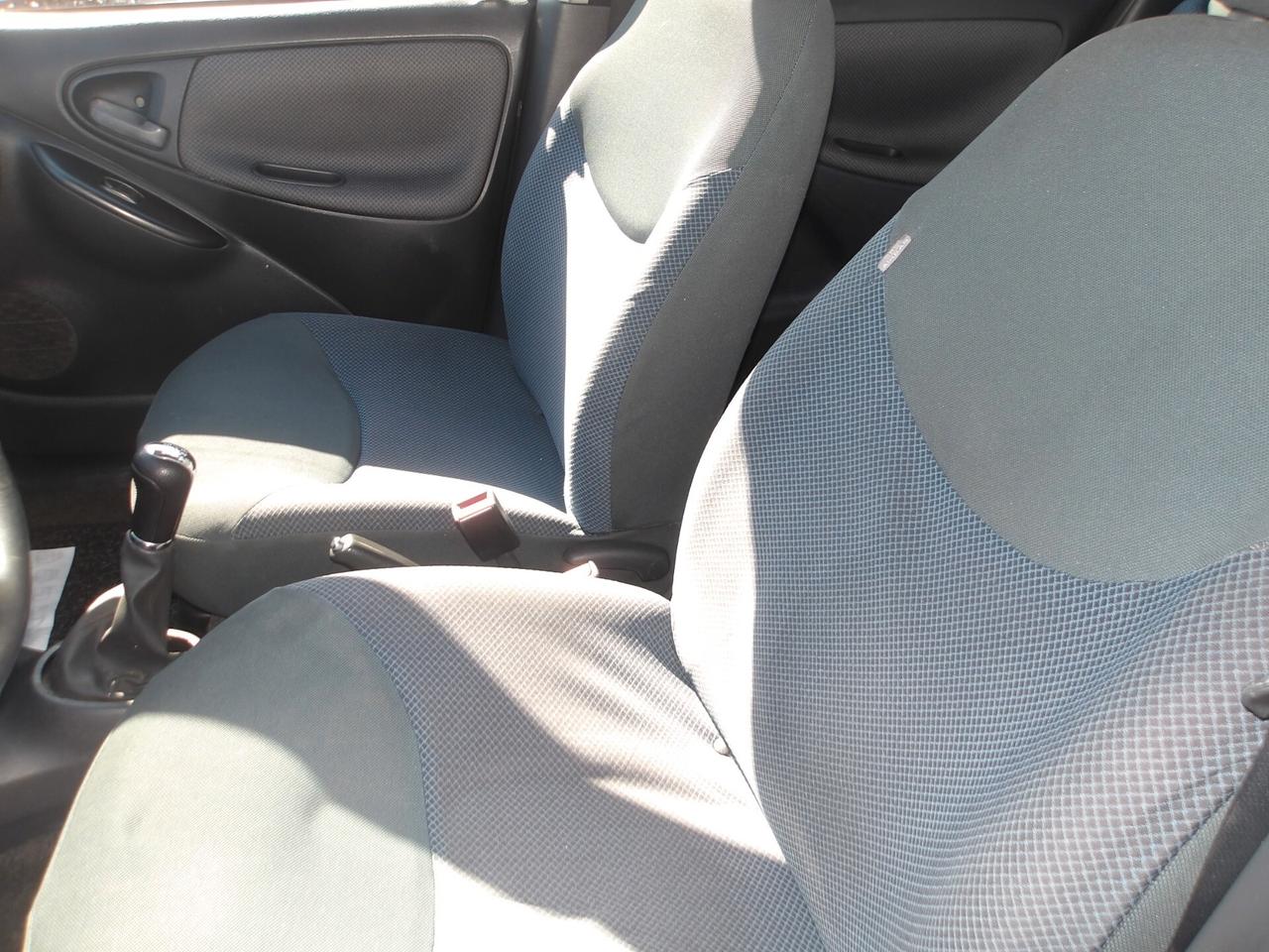 TOYOTA YARIS 1.0 BENZ-2005