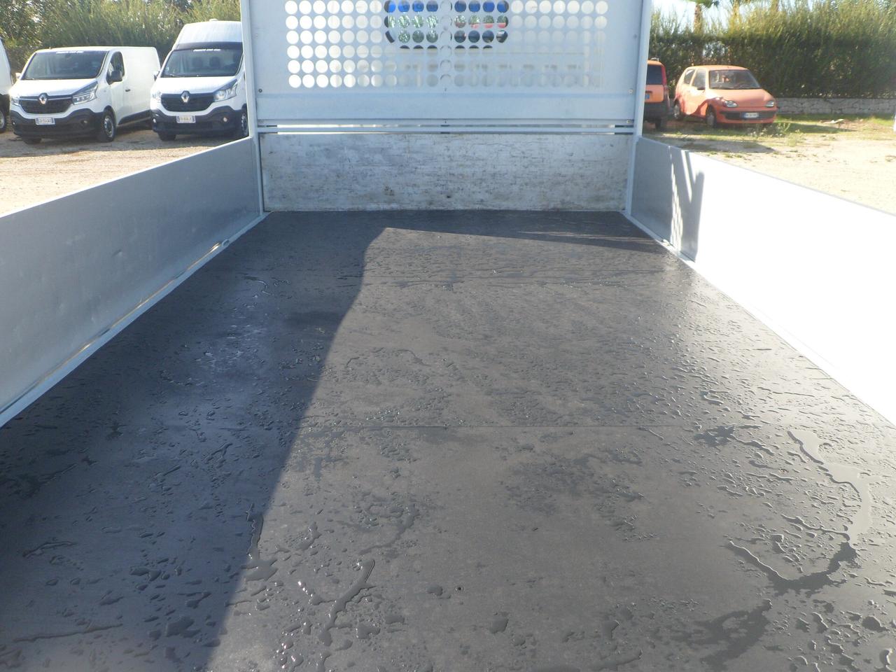 Nissan Cabstar cassone fisso
