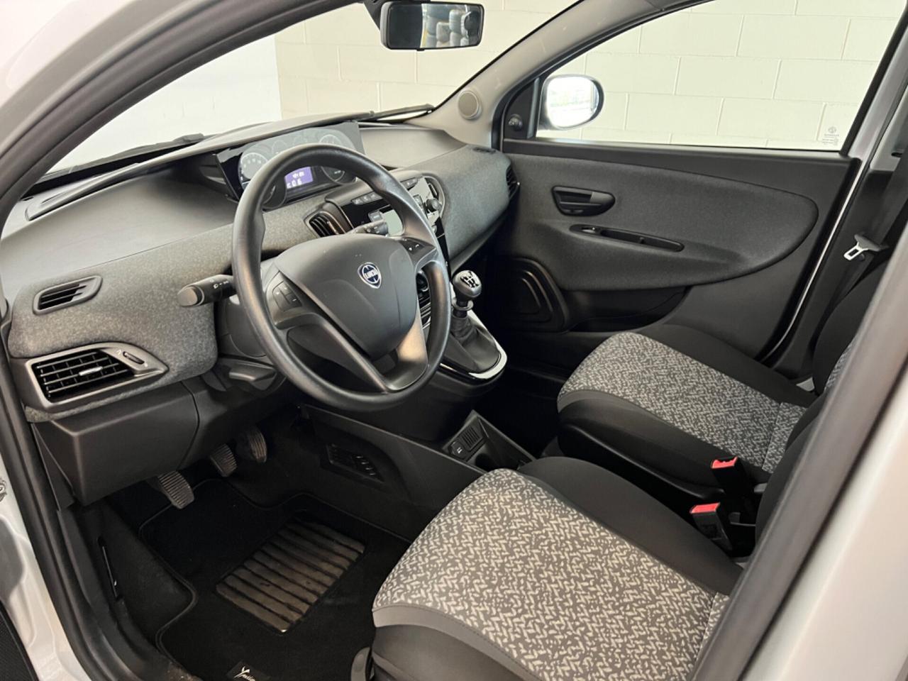 Lancia Ypsilon 1.0 FireFly 5 porte S&S Hybrid Ecochic Silver x Neopatentati