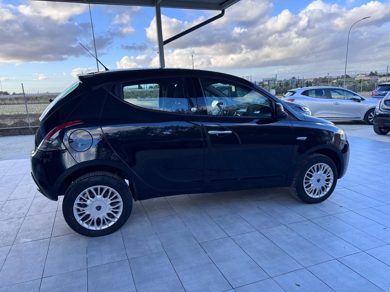 Lancia Ypsilon 0.9 TwinAir 85 CV 5 porte Metano Ecochic Platinum