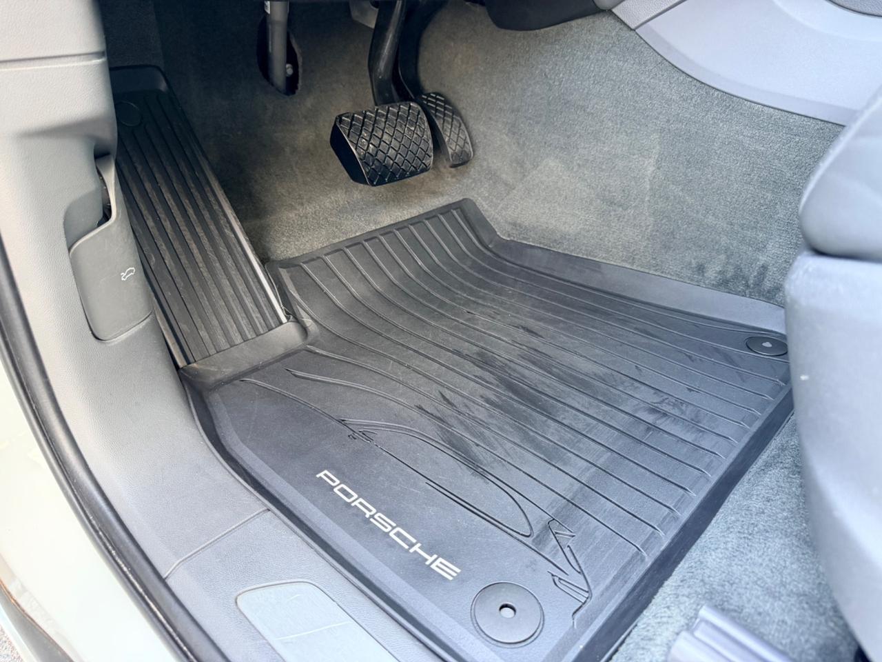 Porsche Cayenne Coupé 3.0 V6 E-Hybrid white edition