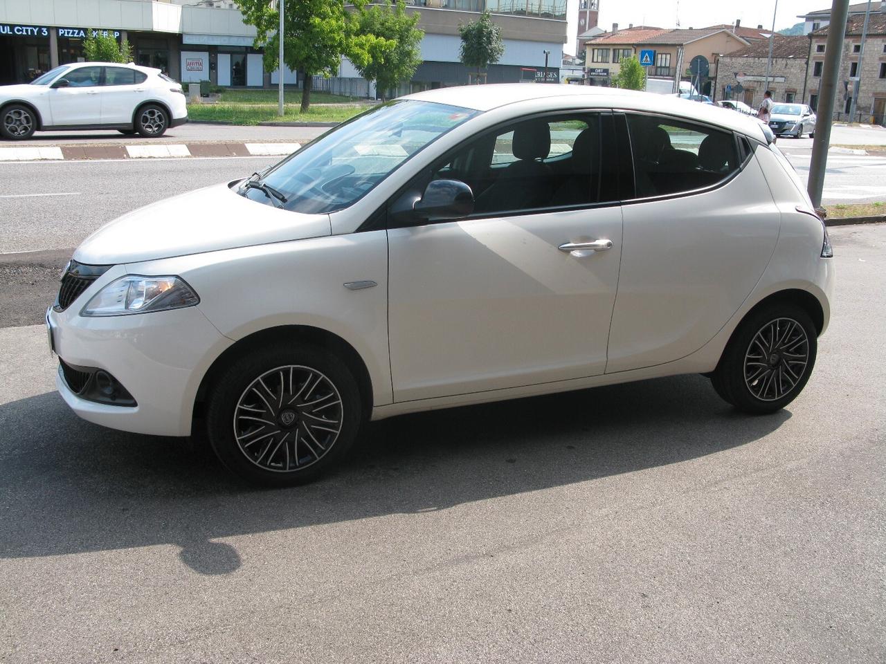 Lancia Ypsilon 1.0 FireFly 5 porte S&S Hybrid Gold