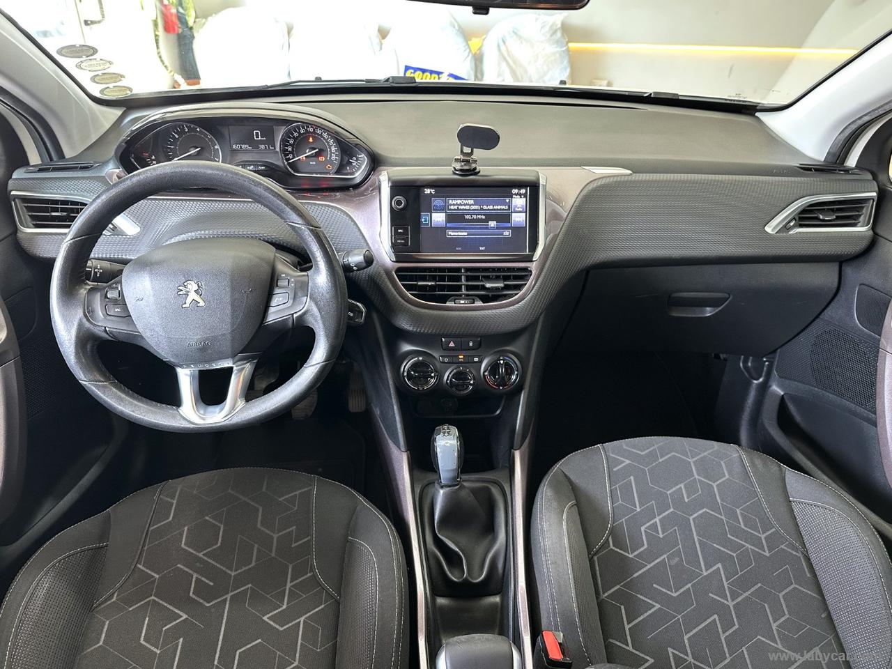 PEUGEOT 2008 PureTech 82 Active TAGL CERT*UNIPRO