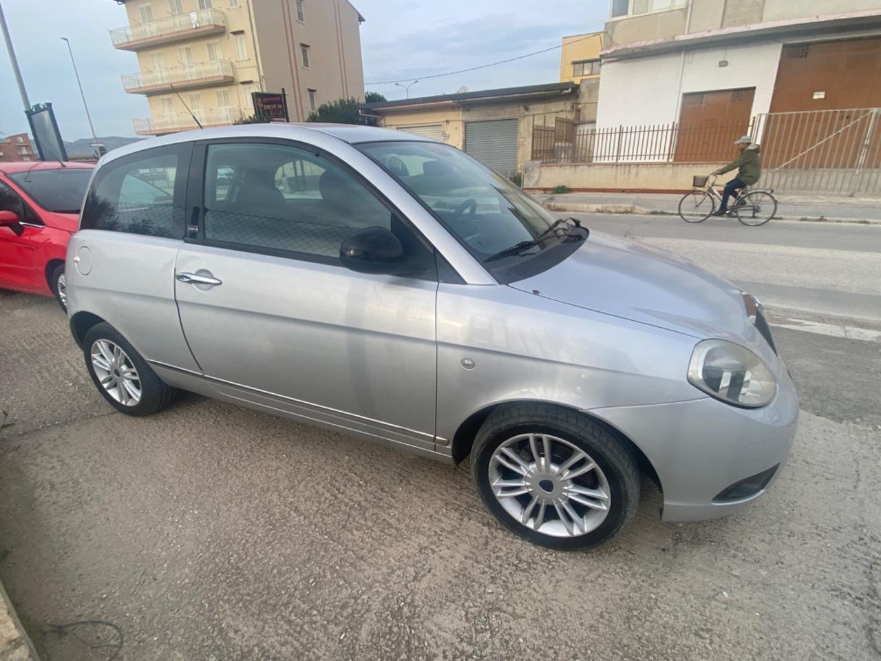 Lancia Ypsilon 1.2 69 CV Unyca