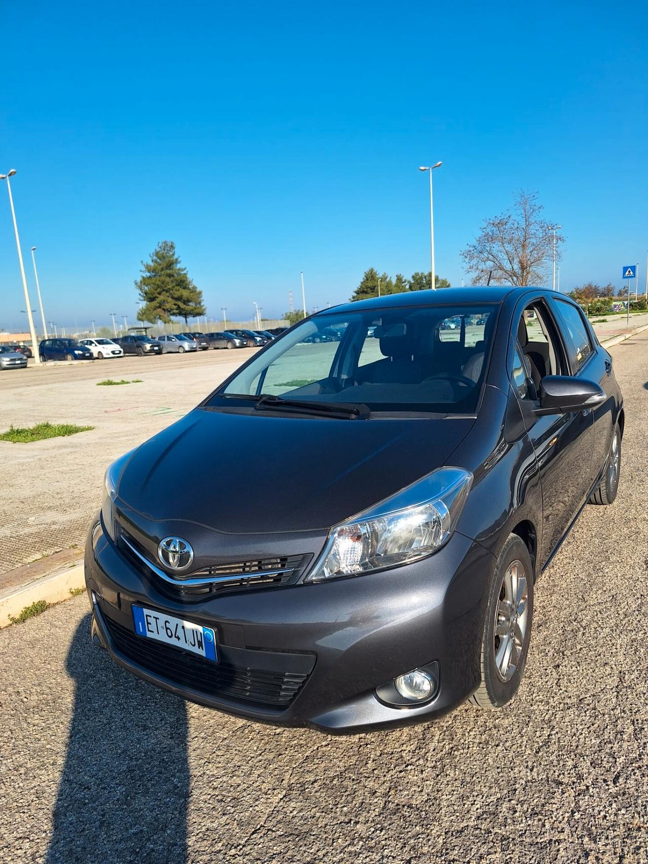 Toyota Yaris 1.3 5 porte Lounge - 12/2013