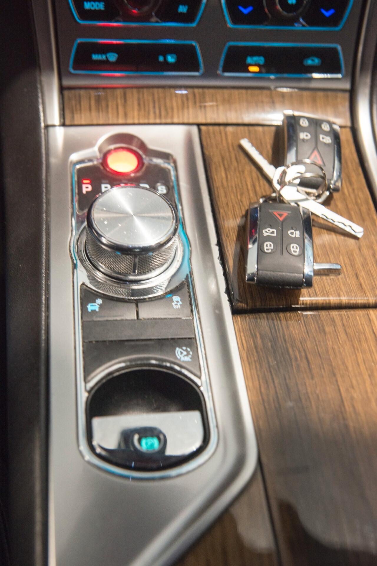 JAGUAR XF 2,2 D LUXURY 190CV PELLE TOTALE NAVIGATORE CERCHI CAMBIO AUTOMATICO