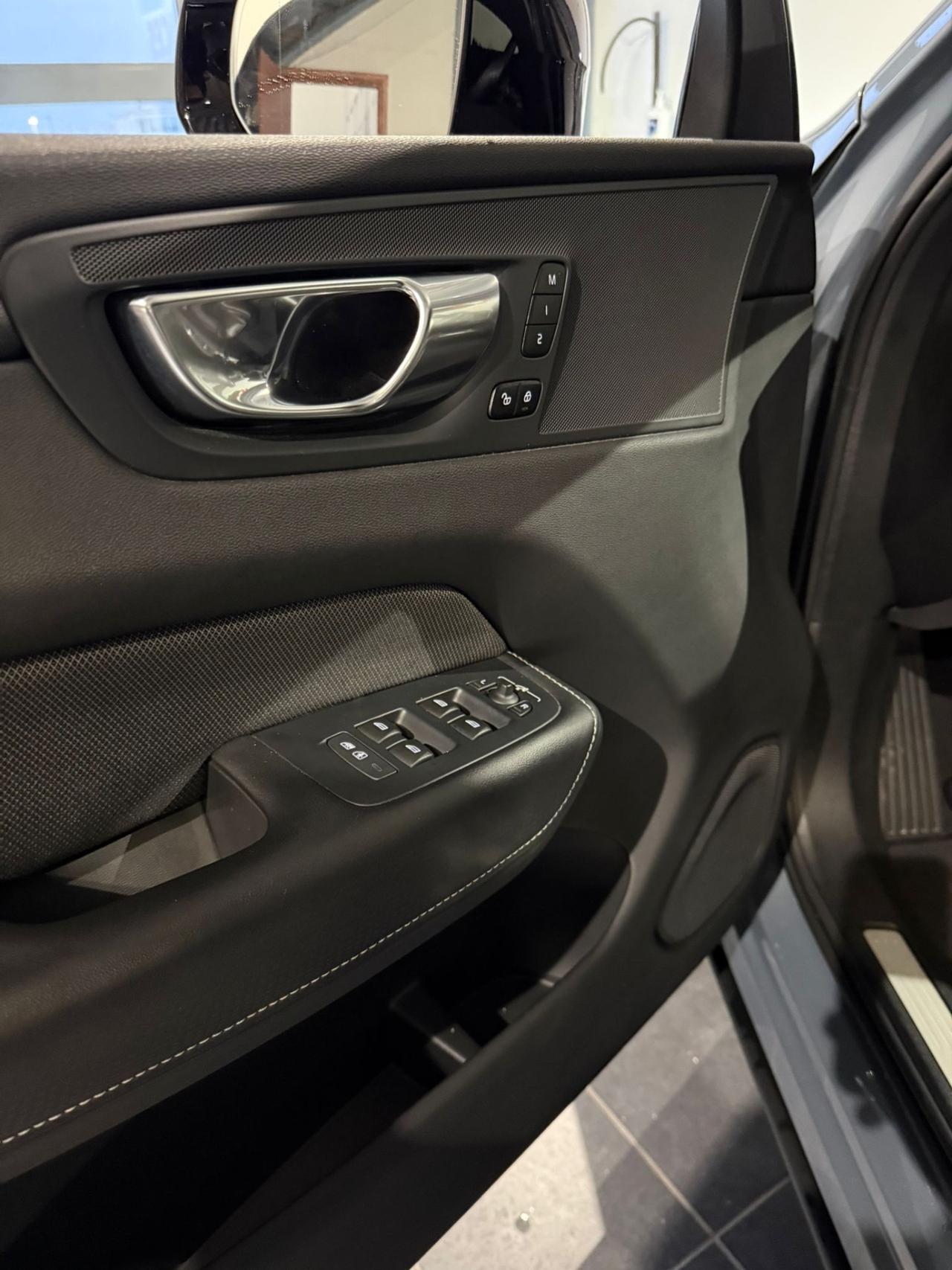 Volvo XC 60 -4x4 -UNICO PROPRIETARIO-GARANZIA