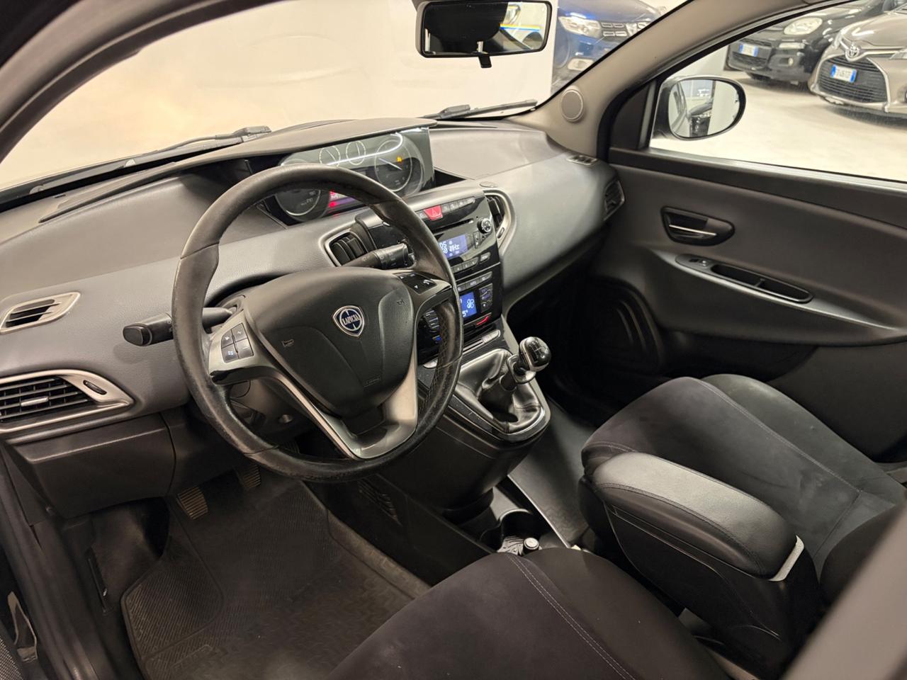 Lancia Ypsilon 0.9 TwinAir 85 CV 5 porte S&S Platinum