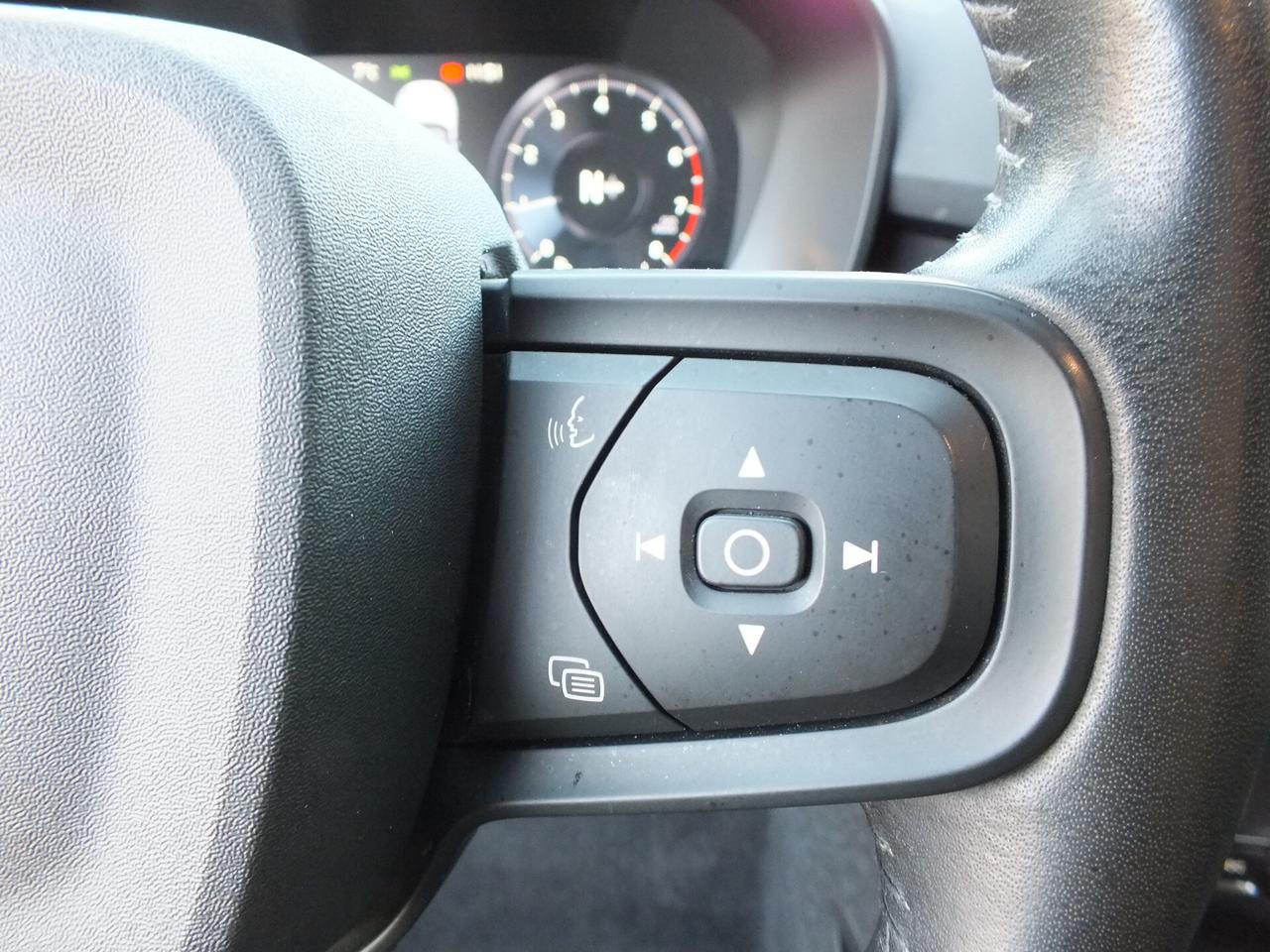 VOLVO XC40 T2 CORE 32.000 KM!