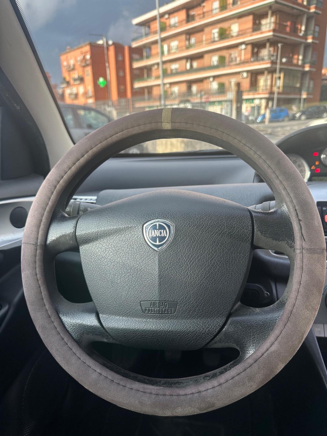 Lancia Ypsilon 1.3 MJT 75 CV Platinum