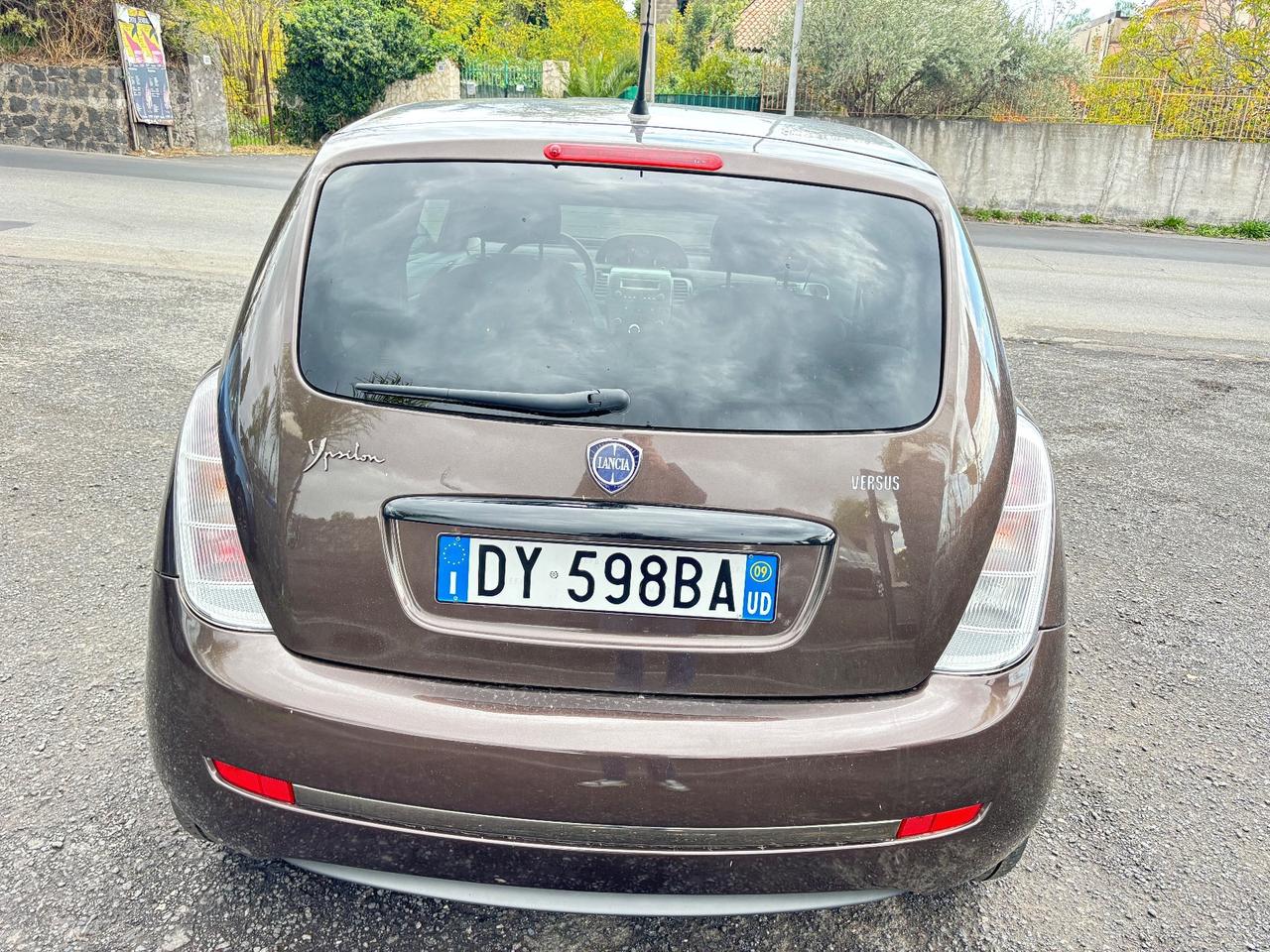 Lancia Ypsilon 1.3 MJT 75 CV Versus
