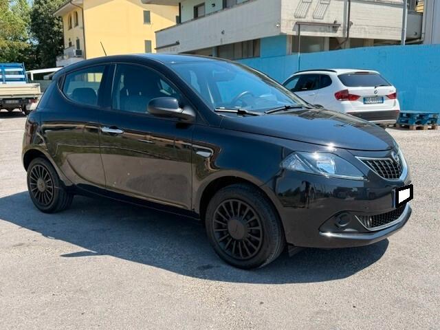Lancia Ypsilon 1.0 hybrid neopatentati