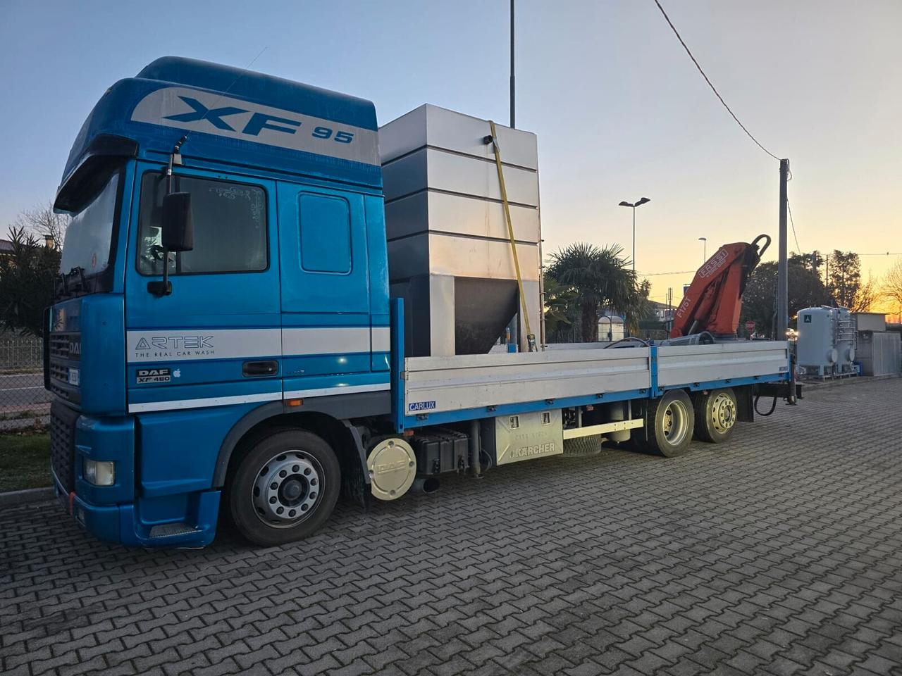 DAF XF 480 RIBASSATO 3 ASSI CON GRU POSTERIORE