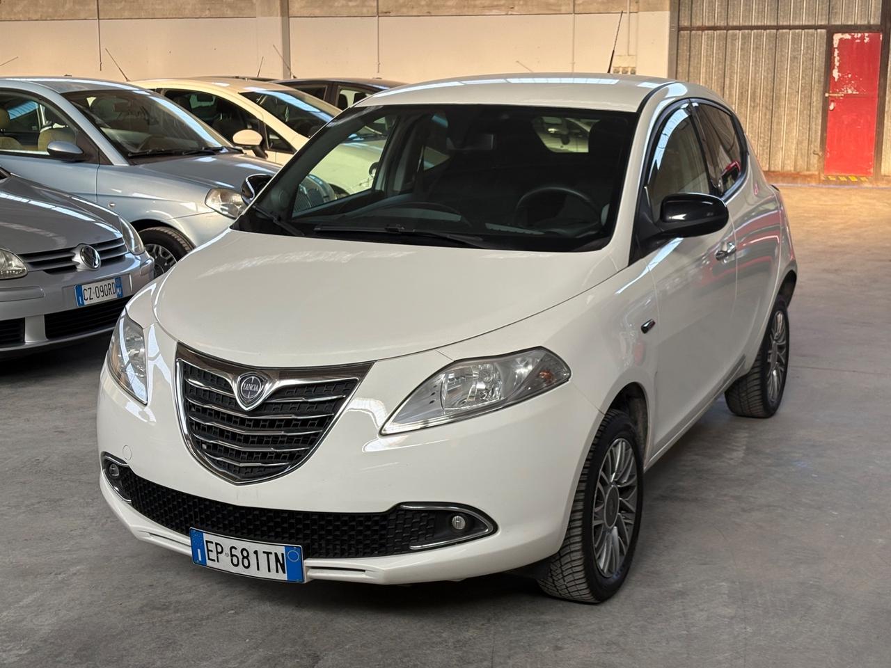 Lancia Ypsilon 0.9 TwinAir 85 CV 5 porte Metano Ecochic Silver
