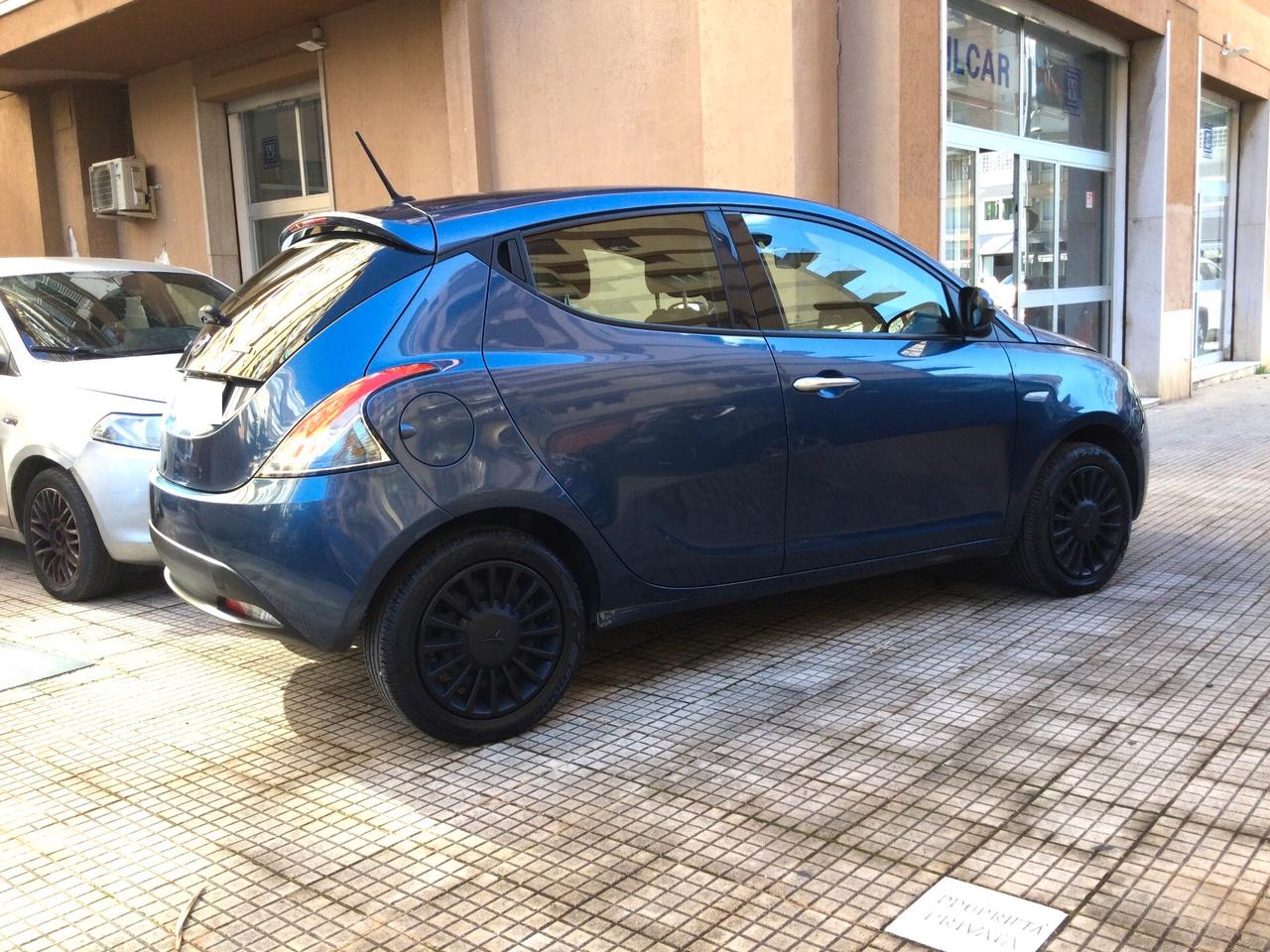 Lancia Ypsilon 1.0 FireFly 5 porte S&S Hybrid Ecochic Silver