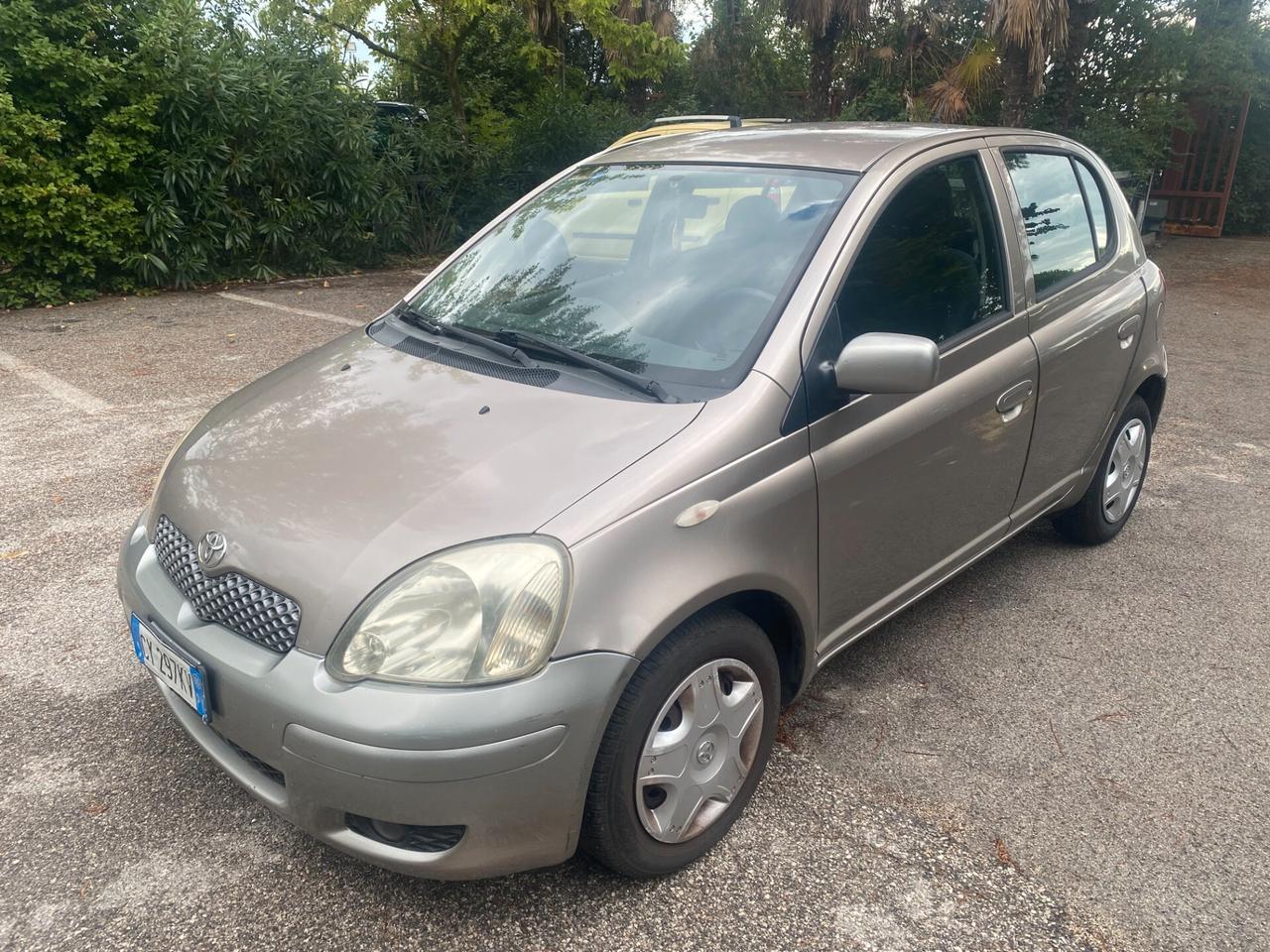 Toyota Yaris 1.0i 16V cat 5 porte Sol