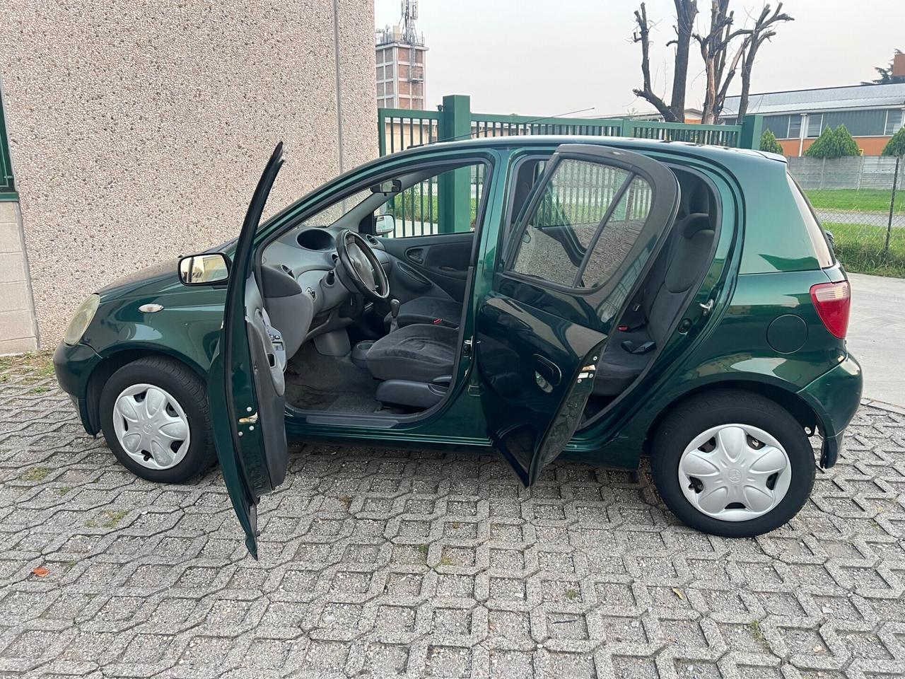 Toyota Yaris 1.0i 16V cat 5 porte Sol