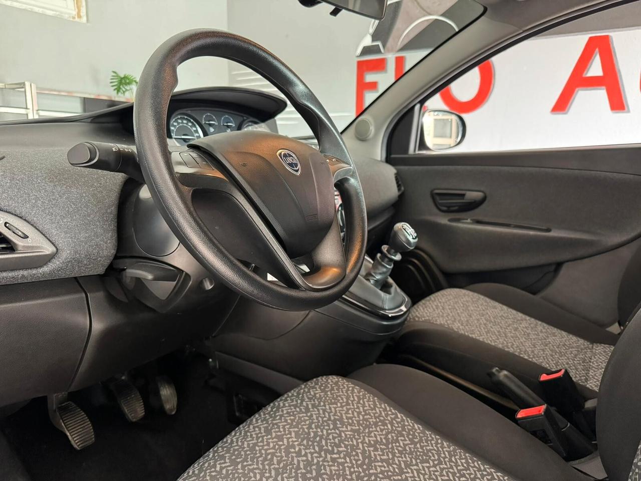 Lancia Ypsilon 1.0 70cv Hybrid Silver