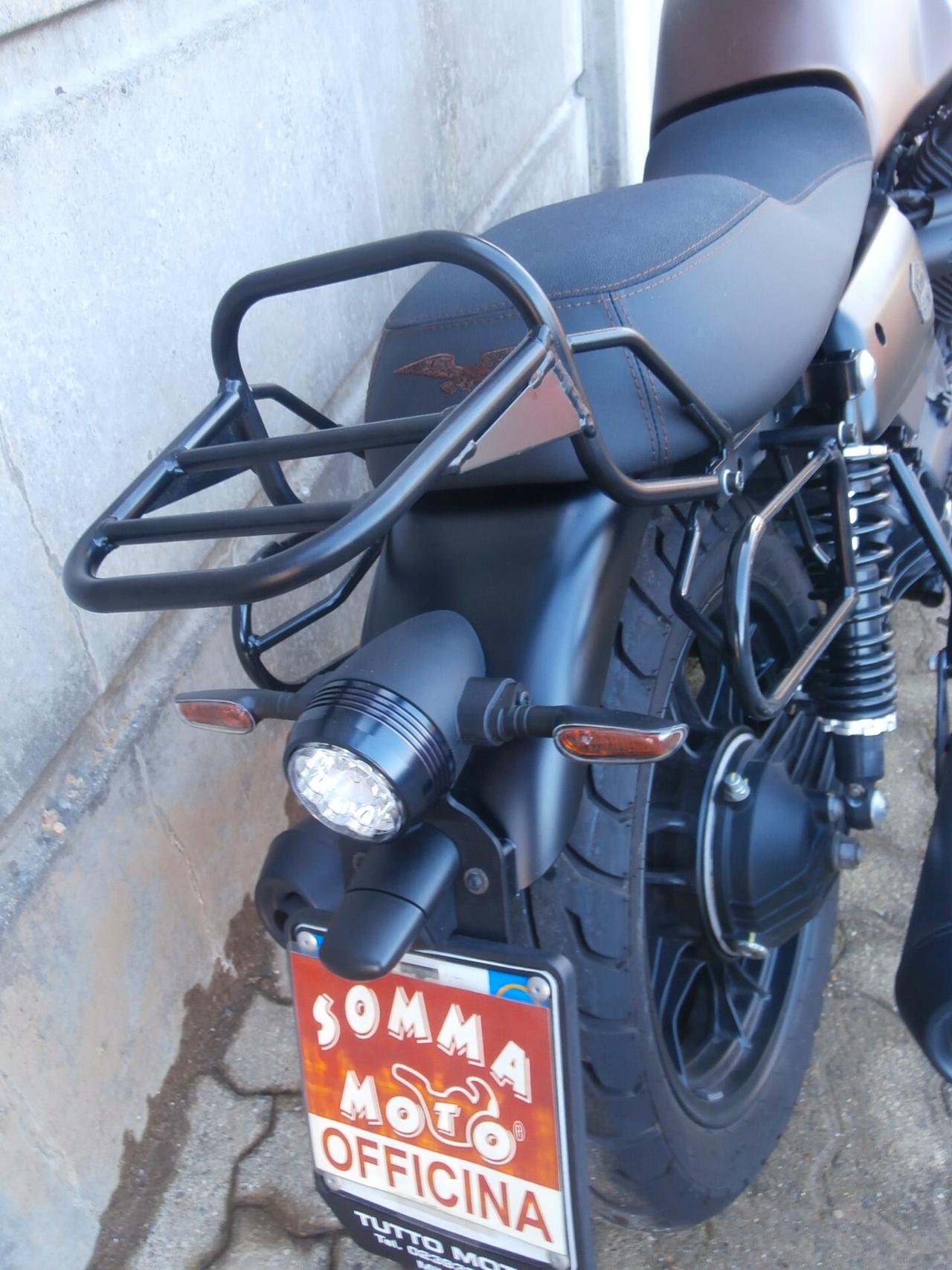 Moto Guzzi V7 III Stone Night Pack (2019 - 20) Passaggio incluso.